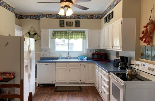 Lake Geneva Haus | Schlafmöglichkeiten für 35, 13 Schlafzimmer, 7 Bäder, Downtown Lake Geneva, 2 Häuser gleichen Eigentums