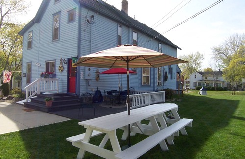 Lake Geneva Haus | Schlafmöglichkeiten für 35, 13 Schlafzimmer, 7 Bäder, Downtown Lake Geneva, 2 Häuser gleichen Eigentums