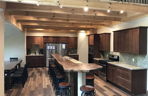 Saugatuck Haus | 38 Schlafplätze! neues Zuhause auf 17 Hektar mit Teich, Pool, Volleyballplatz, Wanderwegen