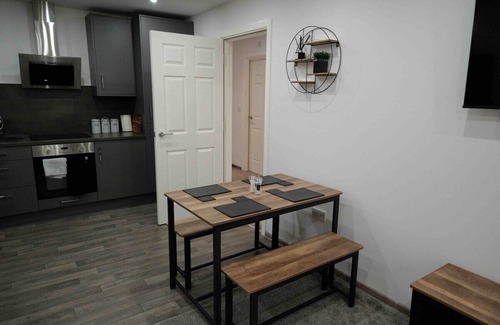 Peterborough Wohnung | Sleeps 5 - Woodston Flat - Secure Parking