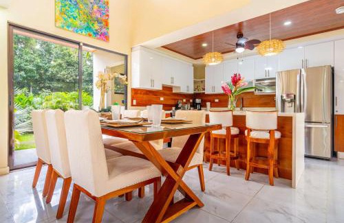 Parrita Haus | Sleeps 8-beachfront-private Pool-wildlife-100mb