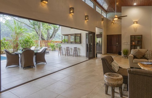 Dominical Haus | Schlafmöglichkeiten für 8, Brand New, privater Pool, nur wenige Schritte vom Strand, Restaurants und Einkaufsmöglichkeiten