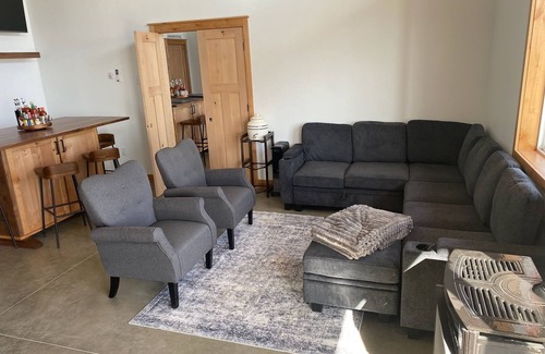 McIntosh County Kabine | Sleeps Up to 12, Lakefront Stay at Dry Lake, ND: Pet Friendly!