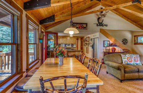 Bayfield Kabine | Slice of heaven! Log home w/huge deck & outstanding views on 7 acres w/creek