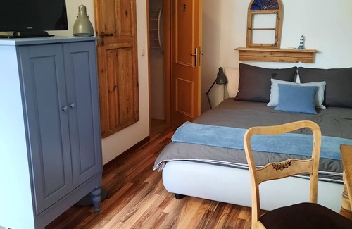 Striesen Haus | Small but Fine Double Room with Shared Terrace, Shared Garden and Wi-Fi