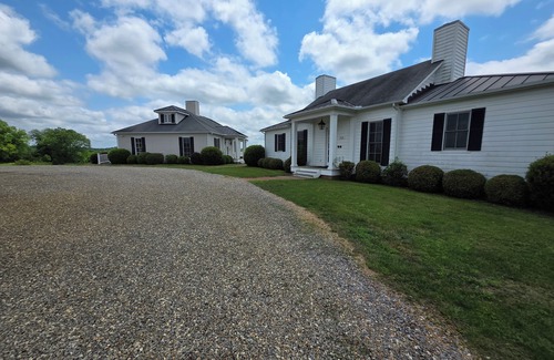 Farmville Hütte | Small efficiency unit near Hampden-Sydney and Longwood