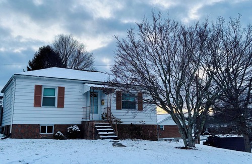 Beckley Haus | Small Quaint 2-bedroom house in Beckley with WiFi.