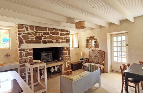 Confort-Meilars Haus | Small stone house with authentic garden