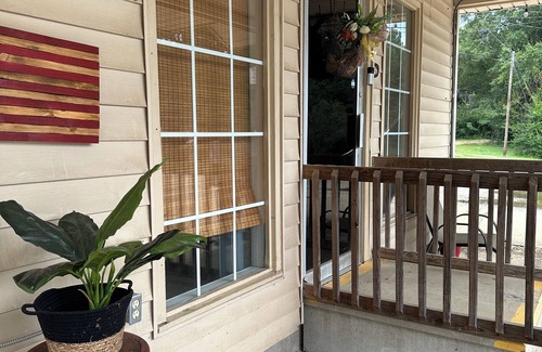 Thaxton Haus | Small Town Nostalgic Charm- Renovated Old Country Store