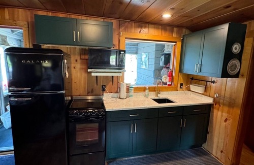 Marion Kabine | Small waterfront cabin with private dock on beautiful McGregor Lake