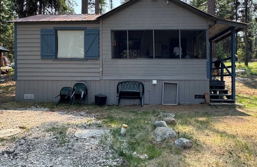 Marion Kabine | Small waterfront cabin with private dock on beautiful McGregor Lake