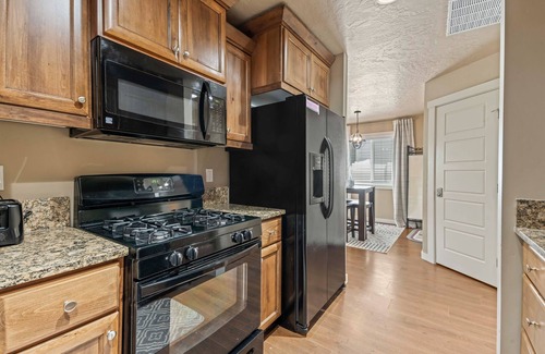 Caldwell Haus | Smart Comfort 2b/2b near College of Idaho and YMCA