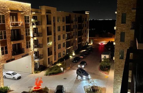 Addison Wohnung | Smart Luxury 2BD 2BTH Apt with pool view, Gym, office and bbq area