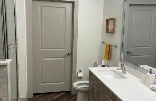 Addison Wohnung | Smart Luxury 2BD 2BTH Apt with pool view, Gym, office and bbq area