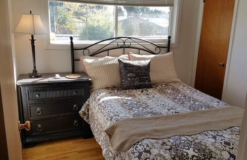 Klamath Falls Haus | Smarthouse ❤️2 Kings + Queen | BBQ Gas Firepit Patio Chairs |Pet Friendly Huge