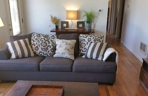 Klamath Falls Haus | Smarthouse ❤️2 Kings + Queen | BBQ Gas Firepit Patio Chairs |Pet Friendly Huge