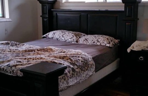 Klamath Falls Haus | Smarthouse ❤️2 Kings + Queen | BBQ Gas Firepit Patio Chairs |Pet Friendly Huge