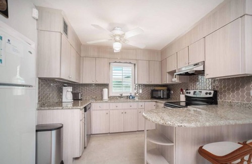Seven Mile Beach Wohnung | SMB 3 BR Condo at Cayman Reef Resort with AC, WiFi, Pool, Tennis/Pickleball
