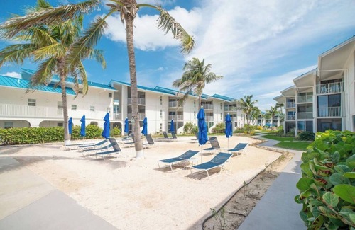 Seven Mile Beach Wohnung | SMB 3 BR Condo at Cayman Reef Resort with AC, WiFi, Pool, Tennis/Pickleball