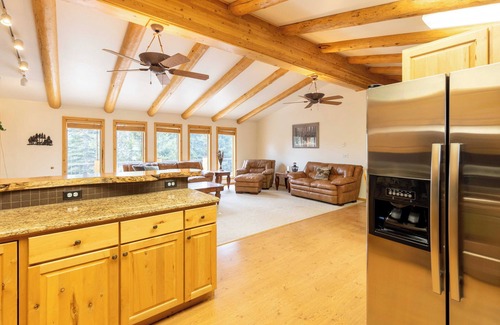 Ketchum Haus | Smiley Creek Log Cabin: Idyllic Location with Lakes, Hiking & Winter Sports