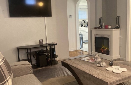 University City Haus | Smoke Free!!The Rock House Bnb, StL. Centrally Located + Park. 8 person Max!