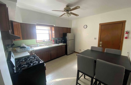 Brighton Park Wohnung | Smokers Preferred-Spacious 3-bedroom apartment with WiFi, AC in awesome Chicago