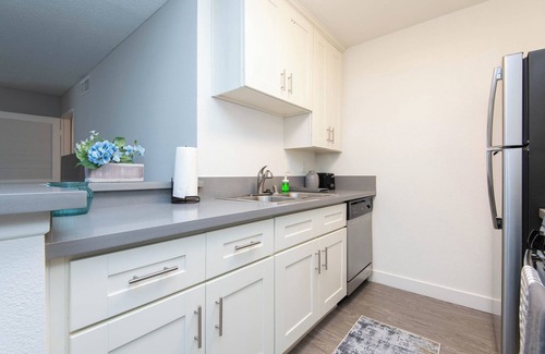 Little Armenia Wohnung | Snazzy 2bed Apt w/Rooftop pool & Hollywood Sign Views