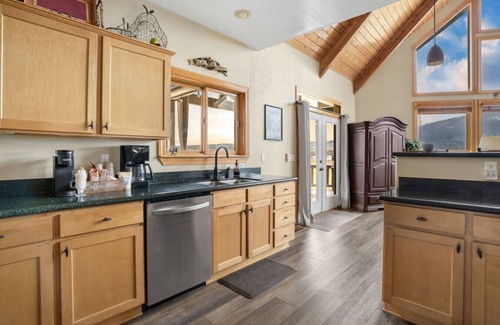 Fort Valley Kabine | Hot tub, Forest edge, fireplaces game room