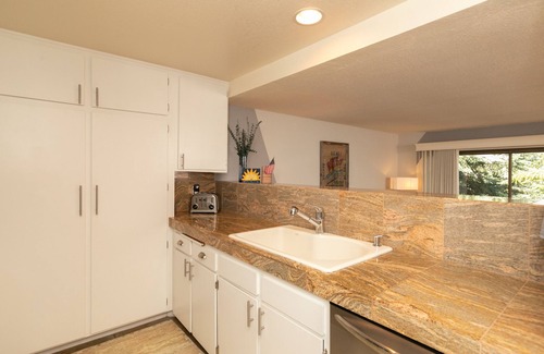 Sun Valley Eigentumswohnung | Snow Creek Condo mit 2 Schlafzimmern, 2 Bädern und erweiterter Terrasse im Erdgeschoss !!