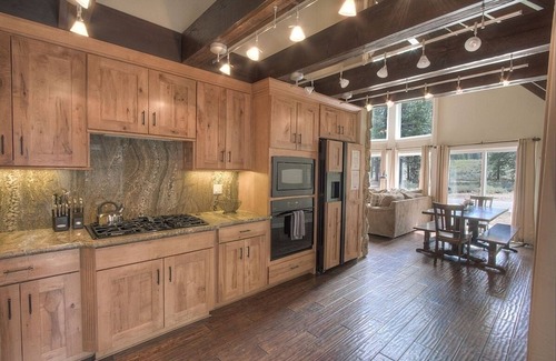 Black Bart Haus | Snowshoe Chalet 3 Bedroom Cabin by RedAwning