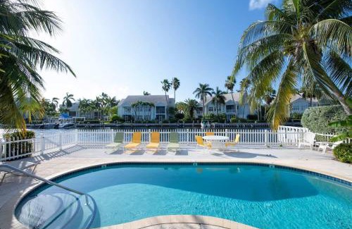Seven Mile Beach Haus | Snug Harbour View Condo #5