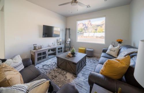 Hildale Haus | So Zion Painted Desert-4Bed, 3Bath, Hot Tub, Deck