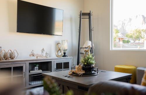 Hildale Haus | So Zion Painted Desert-4Bed, 3Bath, Hot Tub, Deck