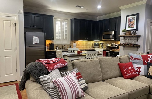 Tuscaloosa Eigentumswohnung | Soho condo on The Strip, 2 1/2 blocks from Bryant-Denny Stadium