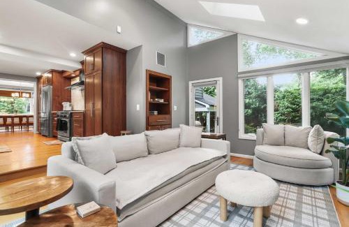 Baileys Crossroads Haus | Sojourn Beautiful Family Home with Beach Access & Backyard