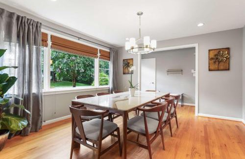 Baileys Crossroads Haus | Sojourn Beautiful Family Home with Beach Access & Backyard