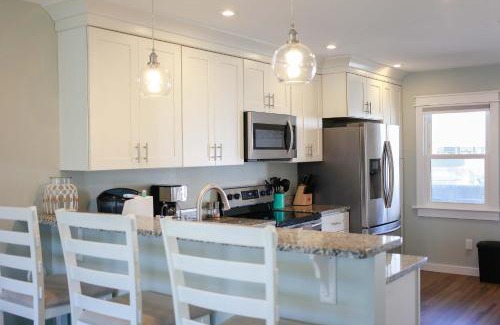 Chic's Beach Wohnung | Sojourn's Sea Views with Balcony Sleeps 4