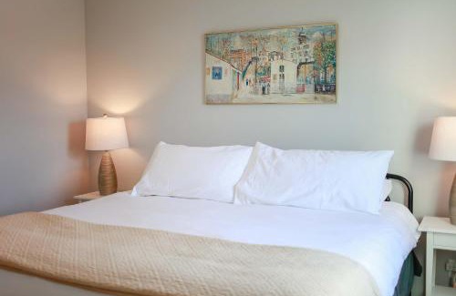 Chic's Beach Wohnung | Sojourn's Sea Views with Balcony Sleeps 10