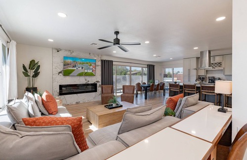 Scottsdale Haus | Sol Villa-Old Town Scottsdale! 7 BR. Pool, Jacuzzi, Putting Green, Game Room