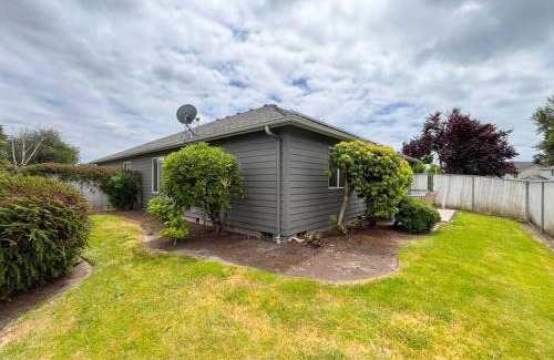 Keizer Haus | Solar Half-Plex with Chic Style in Country Glen