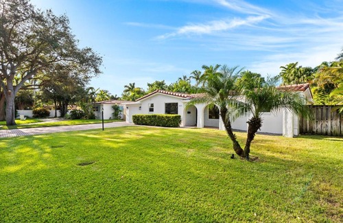 Lighthouse Point Haus | Solar Heated Pool Spa Tiki Hut Huge Backyard Hammock Retro Bikes