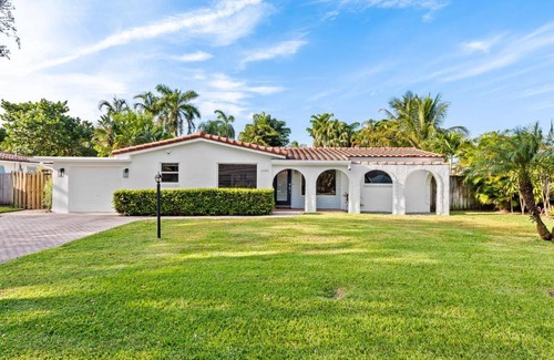 Lighthouse Point Haus | Solar Heated Pool Spa Tiki Hut Huge Backyard Hammock Retro Bikes