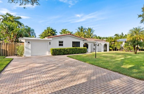 Lighthouse Point Haus | Solar Heated Pool Spa Tiki Hut Huge Backyard Hammock Retro Bikes