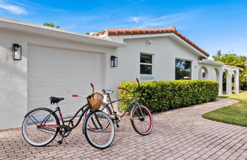 Lighthouse Point Haus | Solar Heated Pool Spa Tiki Hut Huge Backyard Hammock Retro Bikes