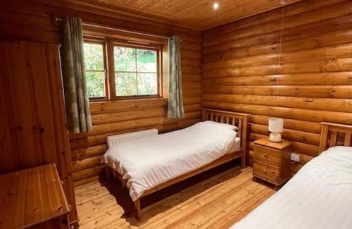 Aymestrey Wohnung | Solid Log Cabin With Private Hot Tub - Oak