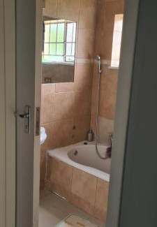 Robertsham Haus | Solomon bnb