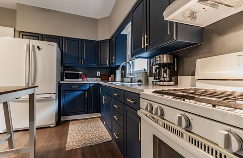 Evansville Haus | Something to talk about in Haynie's Corner! Walk anywhere, sleeps 6!