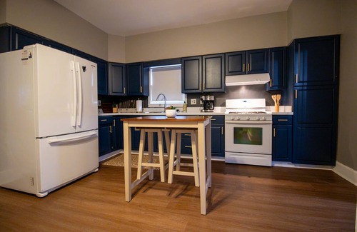 Evansville Haus | Something to talk about in Haynie's Corner! Walk anywhere, sleeps 6!