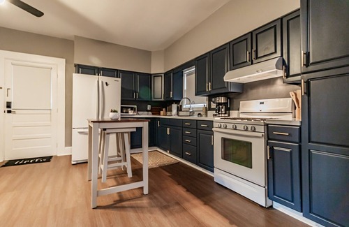 Evansville Haus | Something to talk about in Haynie's Corner! Walk anywhere, sleeps 6!