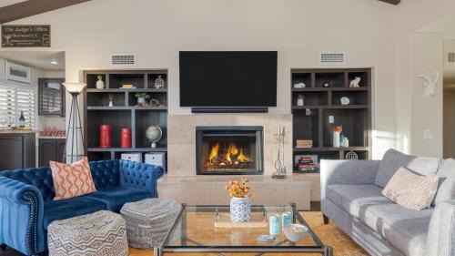 Pinnacle Peak Shadows Villa | Sonoran Sunshine by AvantStay Pool Putting Green BBQ Ping Pong Pool Table Entertainers Wonderland